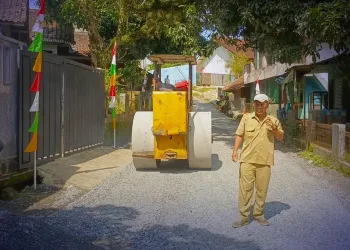 Rp 728 Juta Digelontorkan, Jalan Cinagen–Simpangdago Sukabumi Mulai Diaspal Hotmix