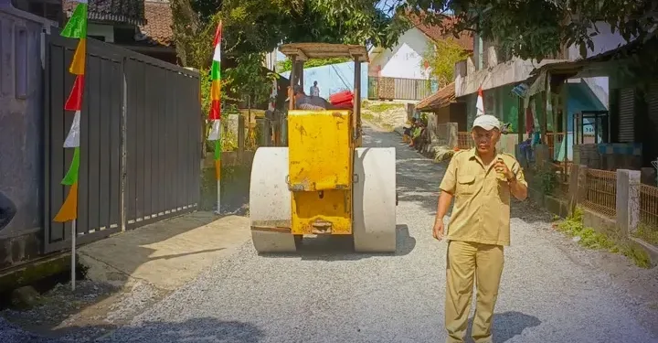 Rp 728 Juta Digelontorkan, Jalan Cinagen–Simpangdago Sukabumi Mulai Diaspal Hotmix