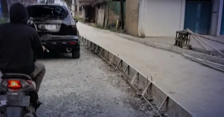 Dinas PU Sukabumi Betonisasi Jalan Parungkuda-Bojongpari untuk Tingkatkan Kenyamanan Pengguna Jalan