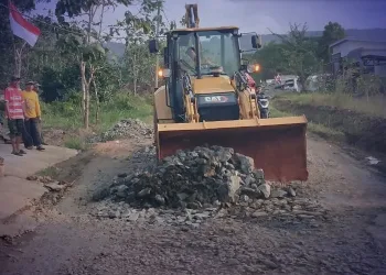 UPTD PU Sagaranten Tangani Sementara Jalan Cigadog–Cimanggir yang Rusak Akibat Banjir