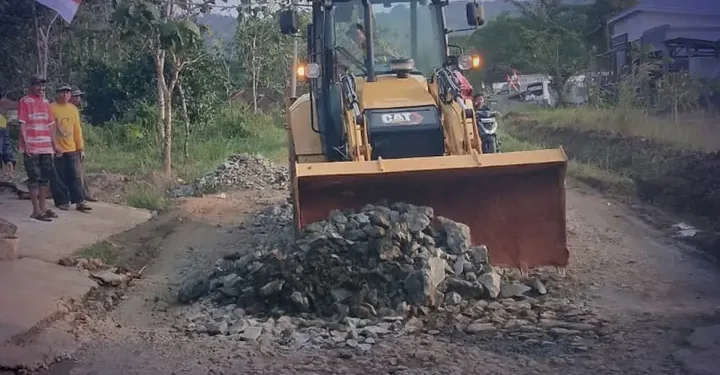 UPTD PU Sagaranten Tangani Sementara Jalan Cigadog–Cimanggir yang Rusak Akibat Banjir