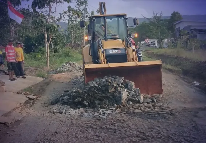 UPTD PU Sagaranten Tangani Sementara Jalan Cigadog–Cimanggir yang Rusak Akibat Banjir