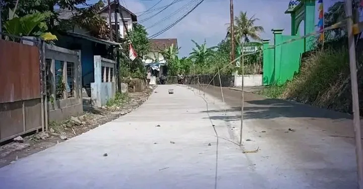 Dinas PU Sukabumi Betonisasi Jalan Benda–Duren Gede di Cicurug