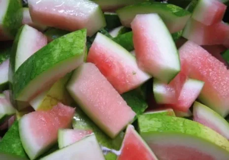 Kulit semangka yang sering kita buang ternyata banyak manfaatnya