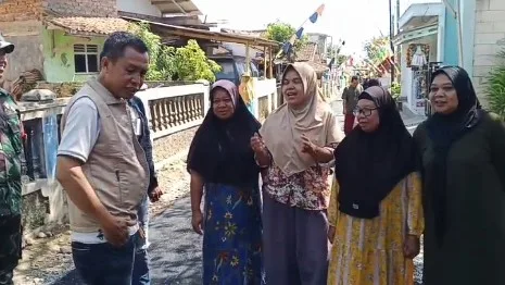 ‘Leucir ngageleser’ jalan di RW 08 diperbaiki Disperkim, Kades Ciheulangtonggoh dan Warga ucapkan terimakasih