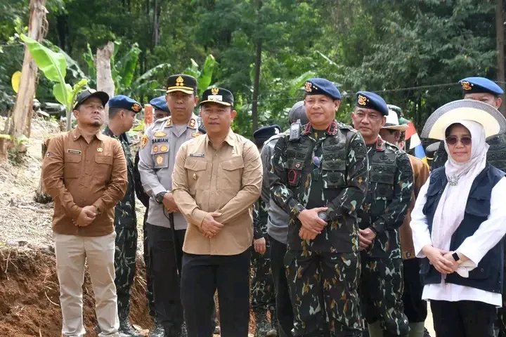 Brimob Rayakan HUT ke-80 dengan Salurkan Bantuan Alsintan di Sukabumi