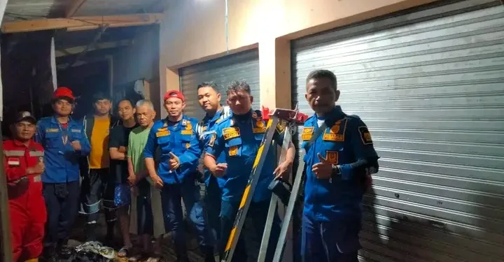 Aksi Sigap Damkar Sukabumi Evakuasi Korban di Sumur Cibadak