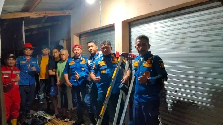 Aksi Sigap Damkar Sukabumi Evakuasi Korban di Sumur Cibadak