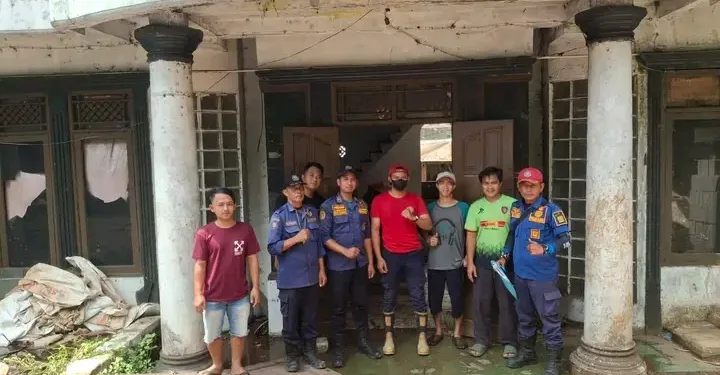 Damkar Sukabumi Kendalikan Kebakaran di Cimanggu