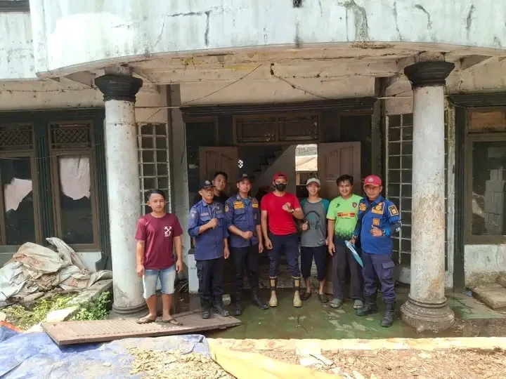 Damkar Sukabumi Kendalikan Kebakaran di Cimanggu