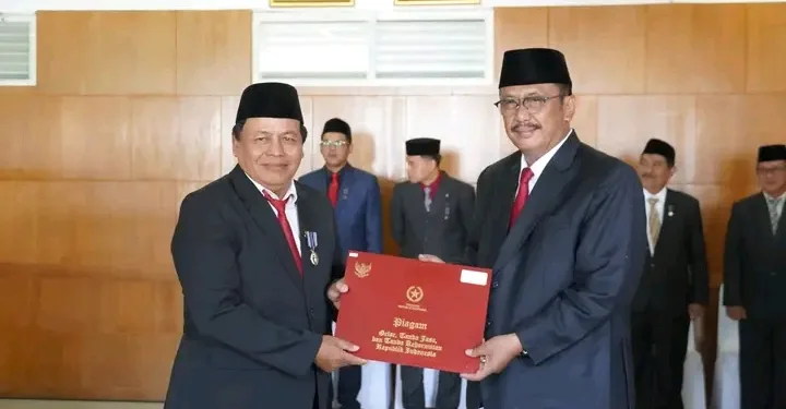 Bupati Sukabumi Serahkan Satyalancana kepada 100 ASN