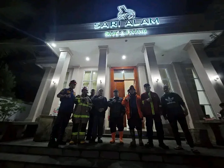 Damkar Sukabumi Atasi Kebakaran Pabrik Jamu Sari Alam