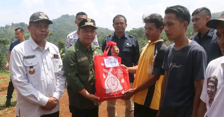 Wabup Sukabumi Letakkan Batu Permata Huntara untuk Korban Bencana Lengkong