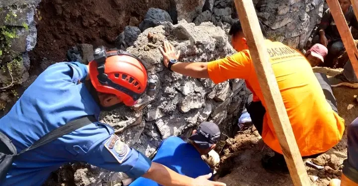 Respon Cepat Damkar Sukabumi Selamatkan Korban Longsor TPT