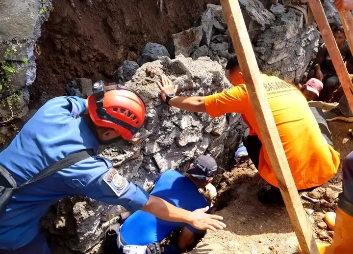 Respon Cepat Damkar Sukabumi Selamatkan Korban Longsor TPT