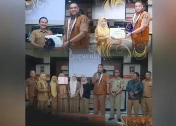 Tingkatkan Semangat Kerja 2026, Bapenda Sukabumi Ganjar Pegawai Berprestasi dan Hadiah Umrah