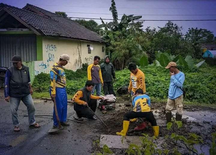 Jalan Kabupaten Amblas, UPTD PU Jampangkulon Lakukan Penanganan Cepat
