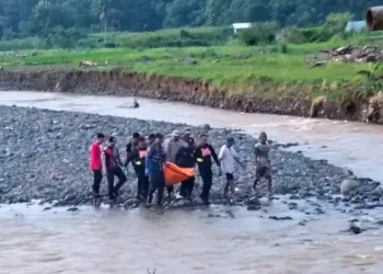 Damkar Sukabumi Laksanakan Evakuasi Jenazah di Sungai Cidadap