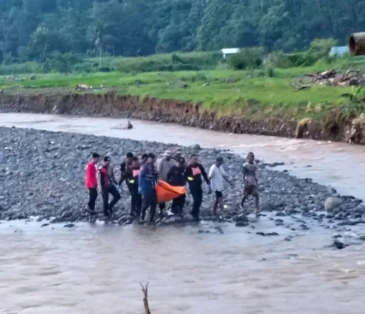 Damkar Sukabumi Laksanakan Evakuasi Jenazah di Sungai Cidadap