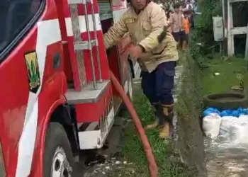 Damkar Sukabumi Padamkan Kebakaran di Lembursawah