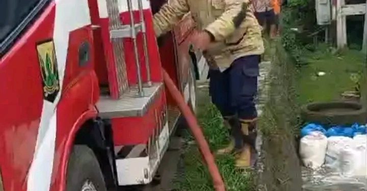 Damkar Sukabumi Padamkan Kebakaran di Lembursawah