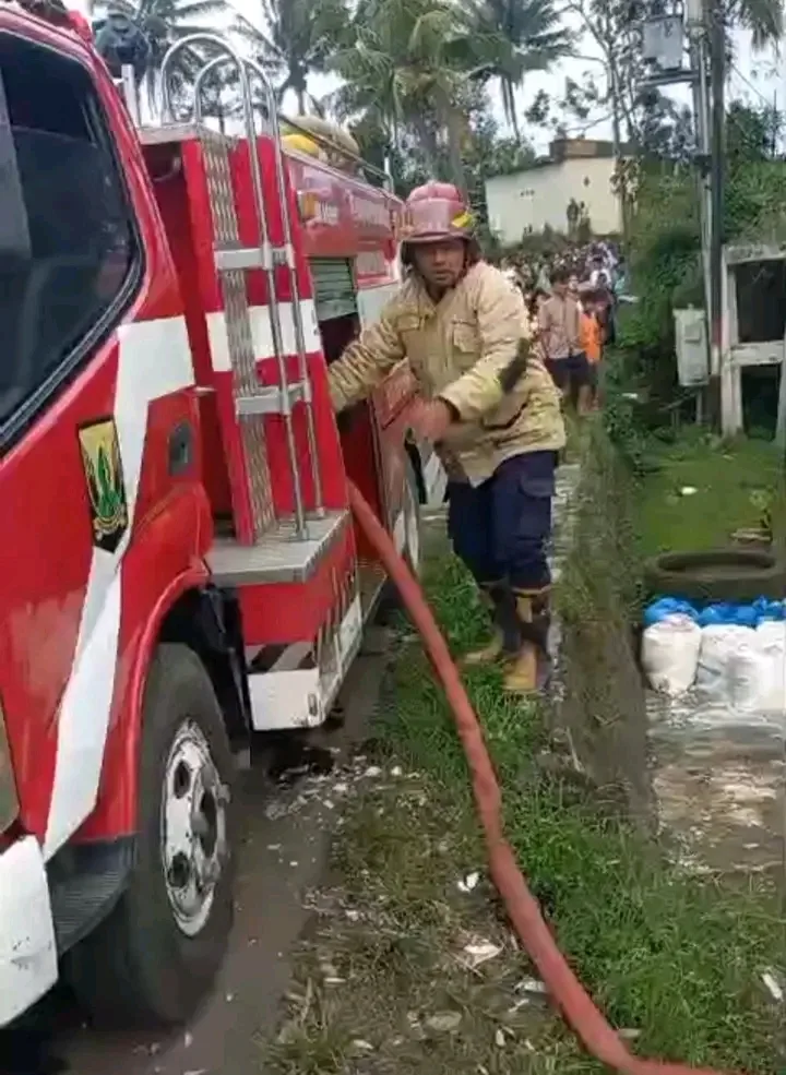 Damkar Sukabumi Padamkan Kebakaran di Lembursawah