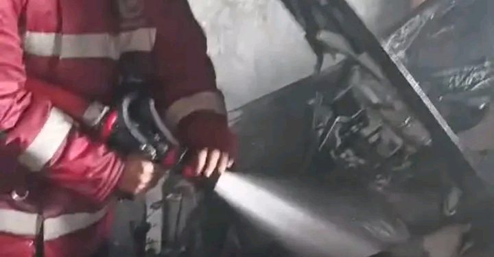 Dinas Pemadam Kebakaran dan Penyelamatan Kabupaten Sukabumi Tangani Kebakaran Mobil di Kadudampit