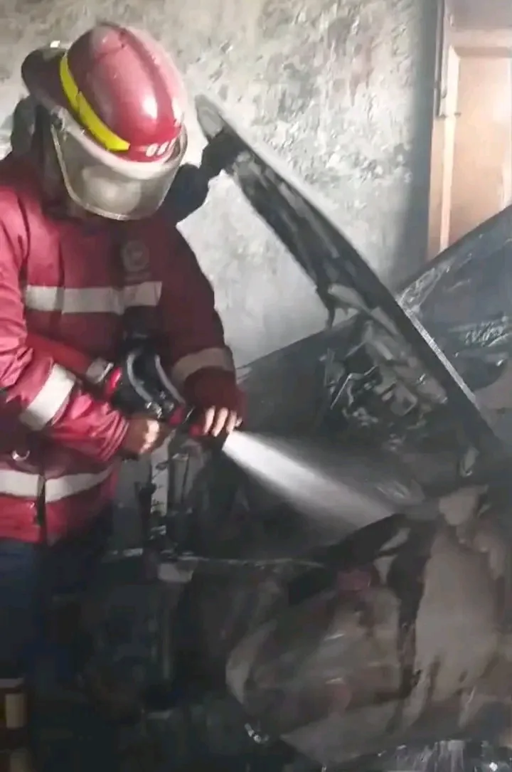 Dinas Pemadam Kebakaran dan Penyelamatan Kabupaten Sukabumi Tangani Kebakaran Mobil di Kadudampit