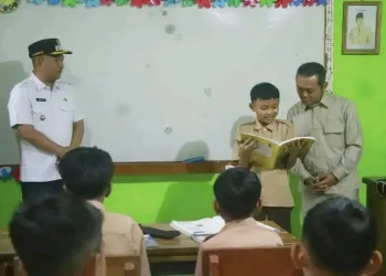Wabup Sukabumi dan Wamendikdasmen Tinjau Program Pendidikan di SDN 01 Cibadak dan SRMP 7 Sukabumi