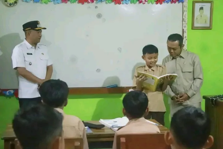 Wabup Sukabumi dan Wamendikdasmen Tinjau Program Pendidikan di SDN 01 Cibadak dan SRMP 7 Sukabumi