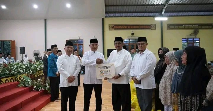 Muhibah Ramadan Pemkab Sukabumi di Warungkiara, Bupati Sampaikan Program Beasiswa dan Rutilahu