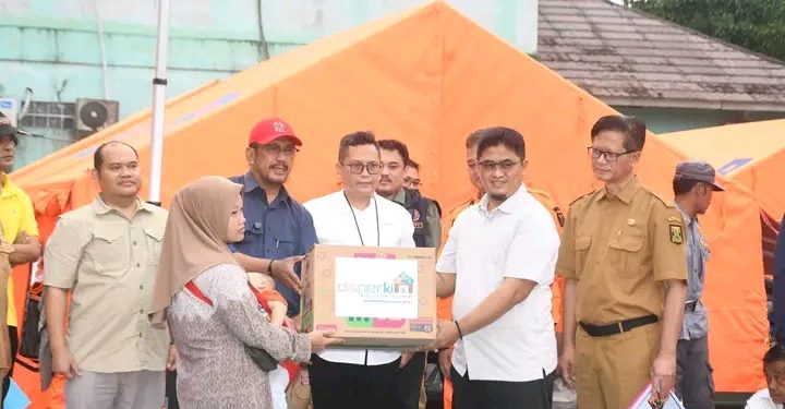Buka Puasa Bersama Penyintas Bencana, Bupati Sukabumi Serahkan Bantuan Dana Hunian