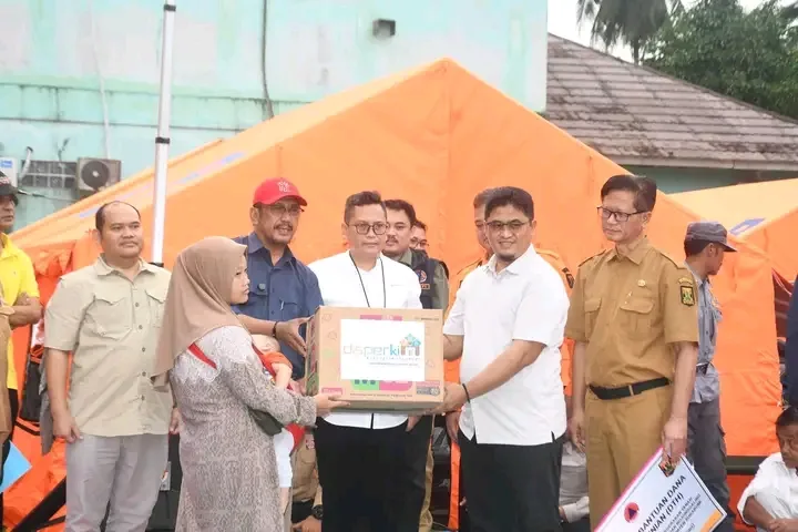 Buka Puasa Bersama Penyintas Bencana, Bupati Sukabumi Serahkan Bantuan Dana Hunian
