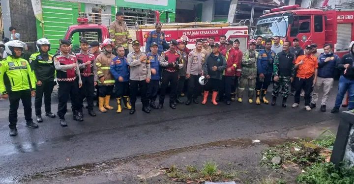 Dinas Pemadam Kebakaran Kabupaten Sukabumi Tangani Kebakaran 6 Rumah di Selabintana
