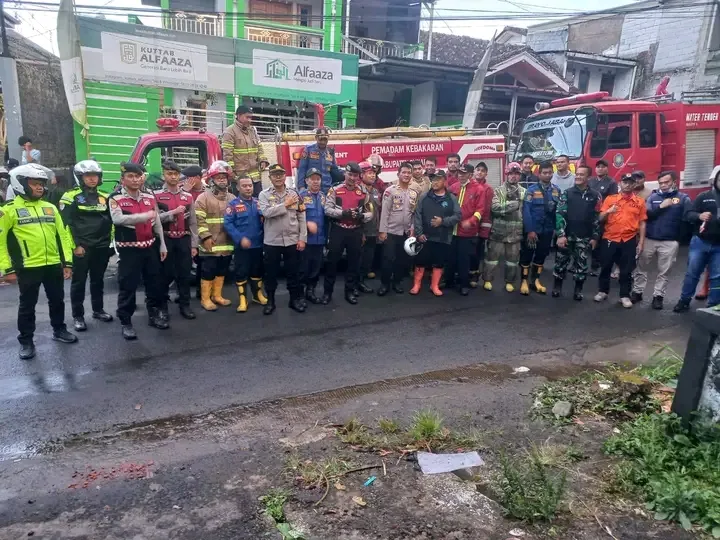 Dinas Pemadam Kebakaran Kabupaten Sukabumi Tangani Kebakaran 6 Rumah di Selabintana