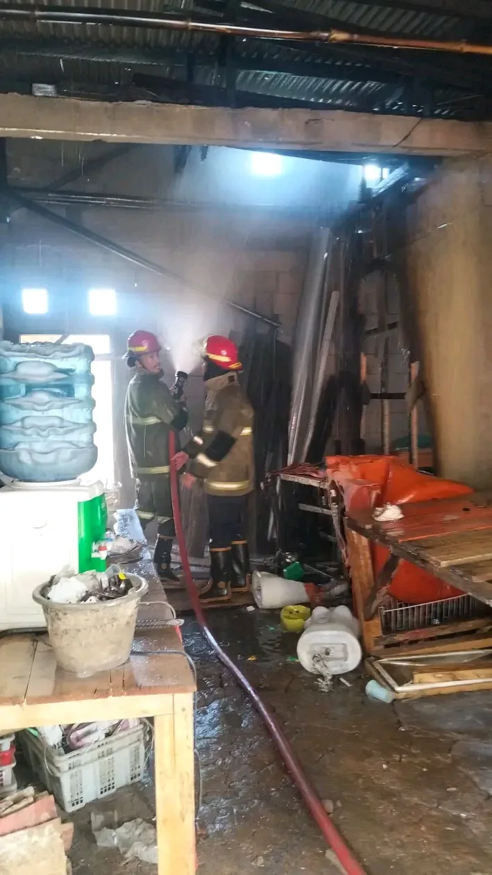 Dinas Pemadam Kebakaran Kabupaten Sukabumi Tangani Kebakaran Dua Kios di Sagaranten