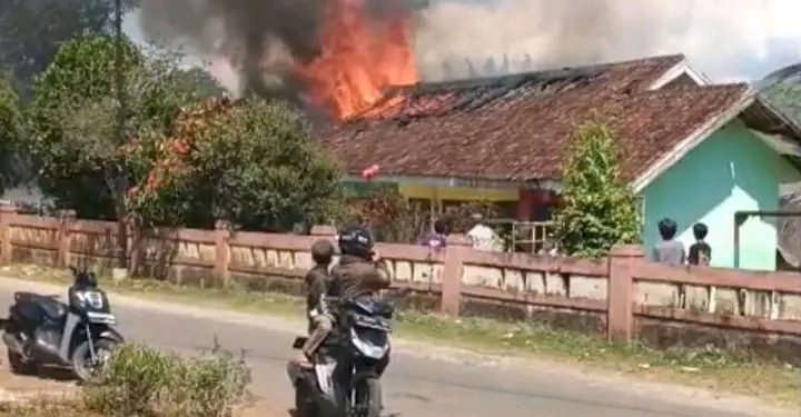 Dinas Pemadam Kebakaran Kabupaten Sukabumi Tangani Kebakaran TK Tunas Karya di Warungkiara