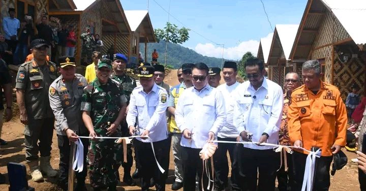 Bupati Sukabumi Dampingi Penasihat Presiden Resmikan Huntap Adaptif Bencana