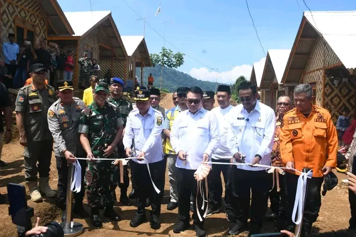 Bupati Sukabumi Dampingi Penasihat Presiden Resmikan Huntap Adaptif Bencana