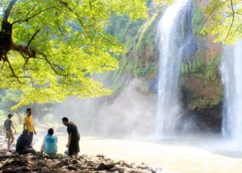 Sebanyak 4.000 Wisatawan Padati Curug Sodong Selama Libur Lebaran 2026