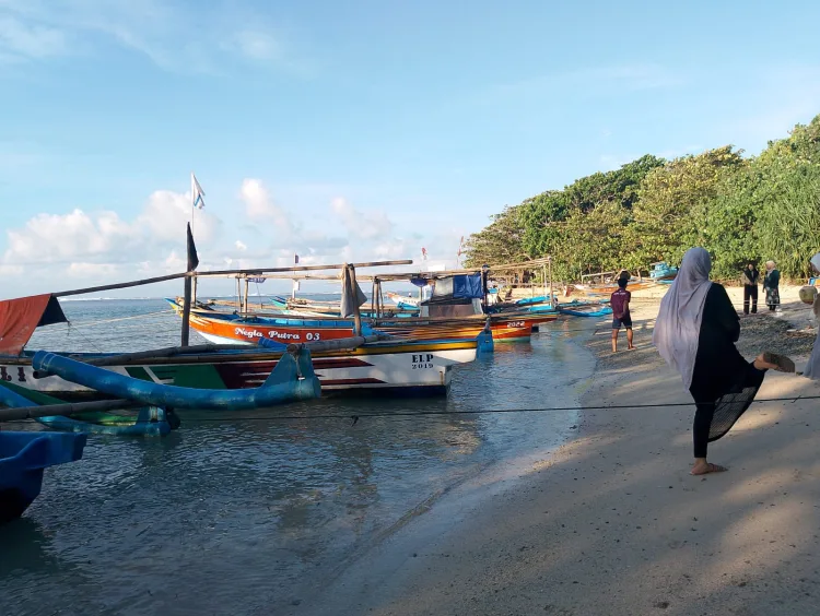Keindahan Tersembunyi Pantai Tenda Biru di Ujung Genteng Sukabumi