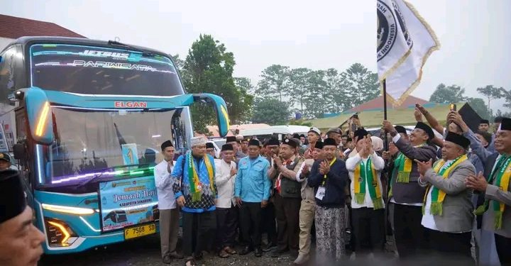 Pelepasan calon haji Kloter 13, bupati minta jemaah jaga kesehatan dan doakan Sukabumi