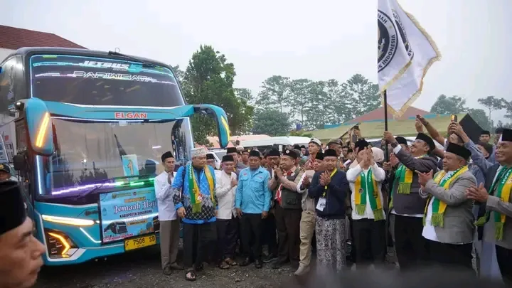 Pelepasan calon haji Kloter 13, bupati minta jemaah jaga kesehatan dan doakan Sukabumi
