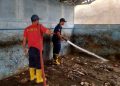 Damkar Sukabumi dan Desa Cikahuripan bersihkan area TPS di Cisolok