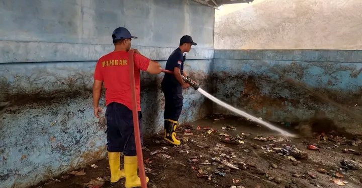 Damkar Sukabumi dan Desa Cikahuripan bersihkan area TPS di Cisolok