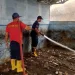 Damkar Sukabumi dan Desa Cikahuripan bersihkan area TPS di Cisolok