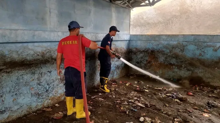 Damkar Sukabumi dan Desa Cikahuripan bersihkan area TPS di Cisolok