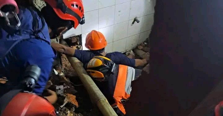 Damkar Sukabumi evakuasi korban tertimpa bangunan runtuh di Nagrak