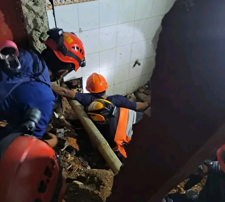 Damkar Sukabumi evakuasi korban tertimpa bangunan runtuh di Nagrak