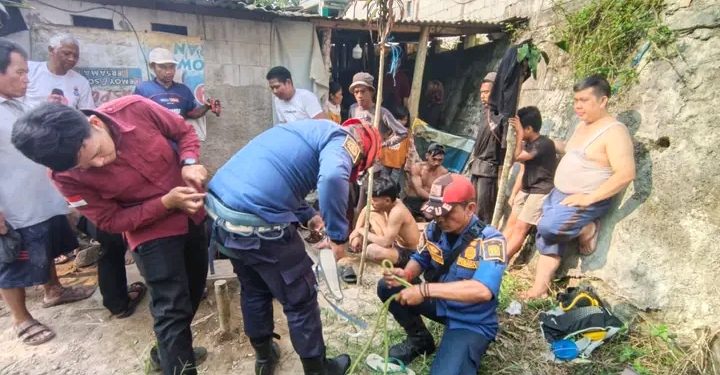 Damkar Kabupaten Sukabumi Evakuasi Korban yang Terjatuh ke Dalam Sumur
